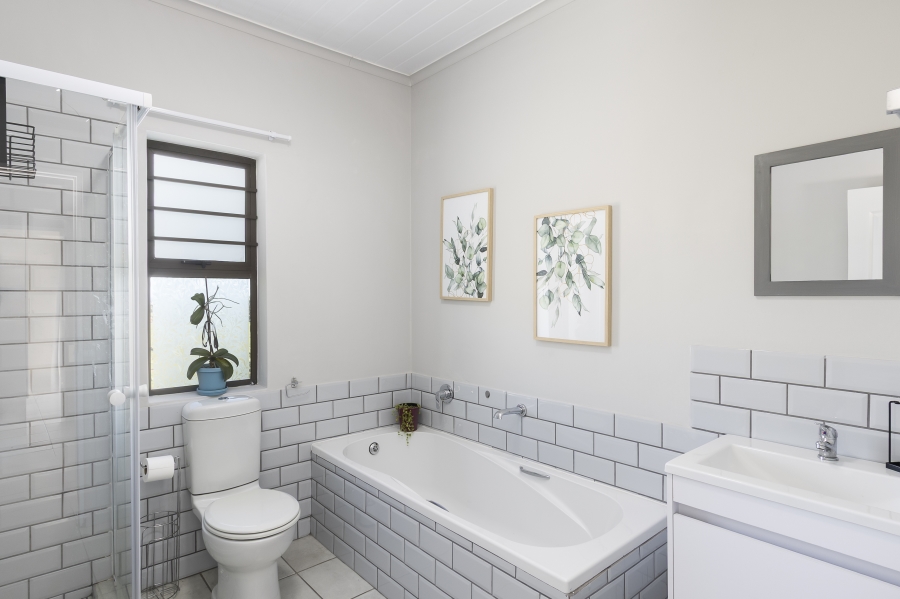 6 Bedroom Property for Sale in Sir Lowrys Pass Village Western Cape